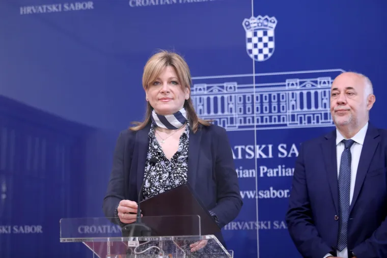 Karolina Vidović Krišto na konferenciji za medije održanoj u Saboru o temi &quot;Dokazi o protuzakonitim odlukama hrvatskih sudova&quot; .