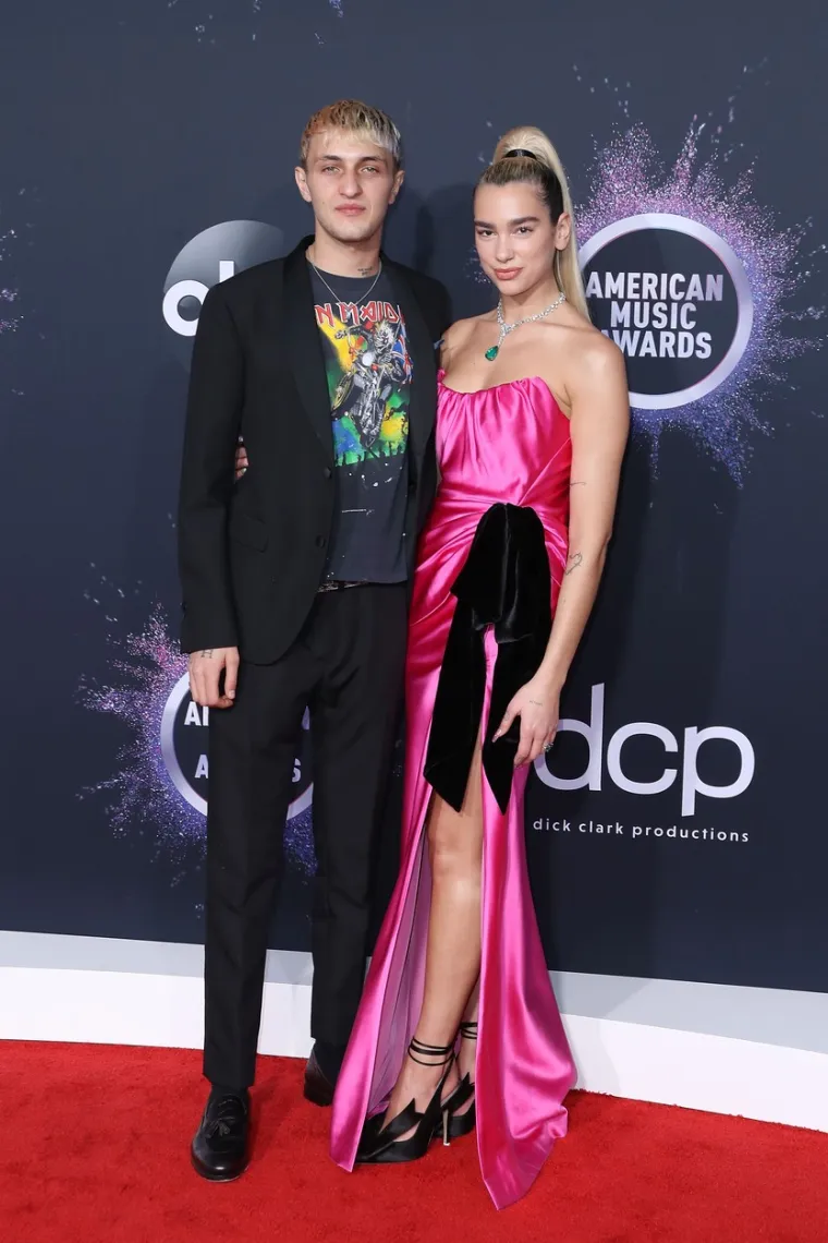 Prije njihovog razlaza, mlađi brat supermodela Gigi i Belle, Anwar, oglasio se u zagonetnoj objavi na Instagramu u kojoj je kazao kako je zahvalan što su voljene osobe bile uz njega, omogućujući mu da nauči biti zadovoljan sam sa sobom.