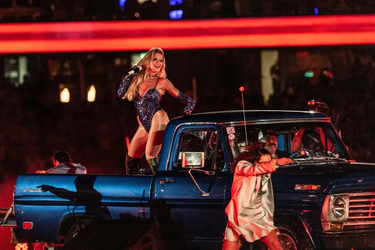 U svojoj biografiji otkrila je i detalje o romansi s 26-godi&scaron;njim mu&scaron;karcem, s kojim se u vezu upustila kada je imala samo 14 godina. Ona kaže da ju je on seksualno zlostavljao, ali da se ne smatra žrtvom, jer je to sama tražila.
