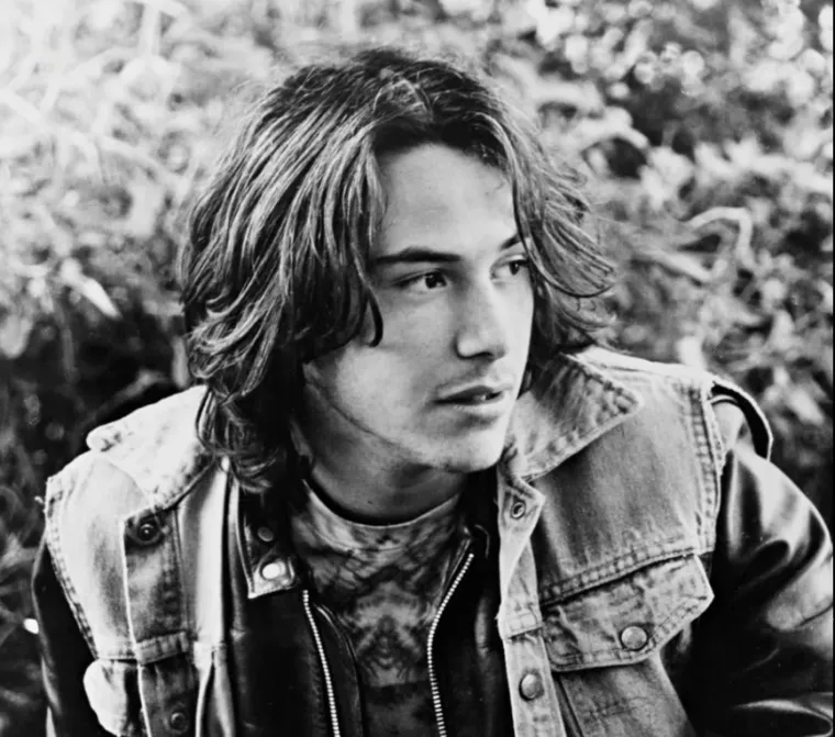 Kada je Keanu imao tek tri godine, napustio ih je otac, a on i mlađa sestra nastavili su živjeti s majkom, koja se s djecom prvo preselila u Sydney, a zatim i u New York gdje se udala za Paula Aarona, holivudskog redatelja, zahvaljujući kojem je Reeves već kao 15-godišnjak radio kao asistent produkcije. 
