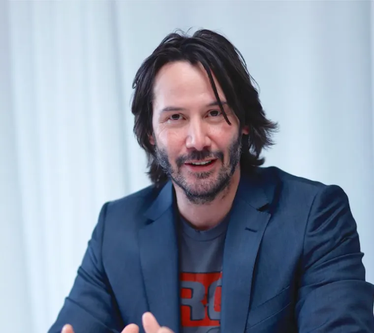 Njegova nova djevojka, Alexandra Grant, ima 46 godina. Bavi se raznolikim kreativnim radom poput slikanja, crtanja, keramike, filma i fotografije kroz koje istražuje identitete i društvenu odgovornost pojedinca. Do sada je imala čak 13 samostalnih izložbi, a na njenoj službenoj stranici može se pronaći ime Keanua Reevesa kao jednog od umjetničkih suradnika s kojima je radila. Prva suradnja im je bila na njegovoj knjizi poezije koju je ona ilustrirala. 