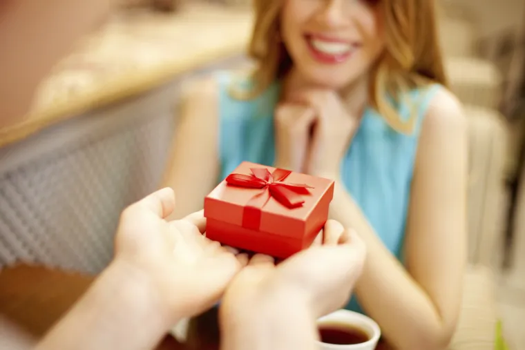 7. Dobivate puno poklona: Ako vas partner vara, često će vas tetošiti različitim poklonima. To se najčešće radi kako bi se riješili svoje grižnje savjesti, ali i kako bi prekrili tragove vaše sumnje. isto tako treba uzeti u obzir da su ljudi koji varaju svoje partnere često odlično raspoloženi, ne skidaju osmijeh s lica  - što može rezultirati promjenom ponašanja, uključujući i njihovu velikodušnost s darovima.