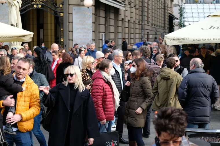 Živahan Badnjak u centru Zagreba: Prijepodne su mnogi iskoristili za &scaron;picu, među njima i brojna poznata lica