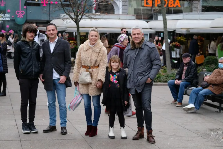 Živahan Badnjak u centru Zagreba: Prijepodne su mnogi iskoristili za &scaron;picu, među njima i brojna poznata lica