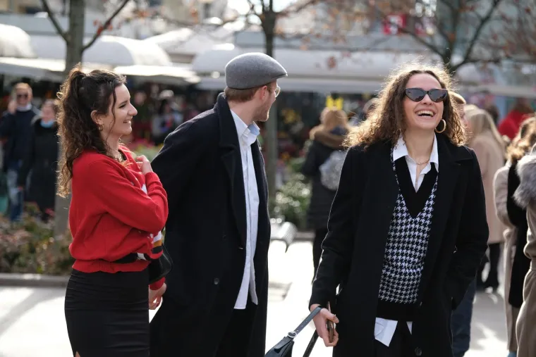 Živahan Badnjak u centru Zagreba: Prijepodne su mnogi iskoristili za &scaron;picu, među njima i brojna poznata lica