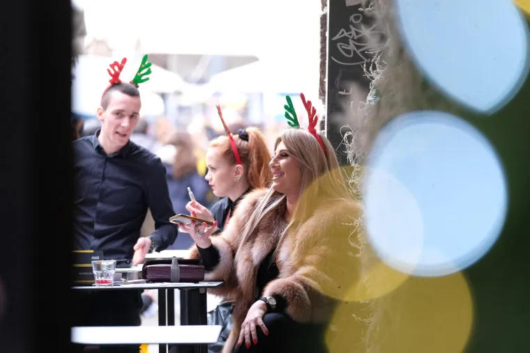 Živahan Badnjak u centru Zagreba: Prijepodne su mnogi iskoristili za &scaron;picu, među njima i brojna poznata lica