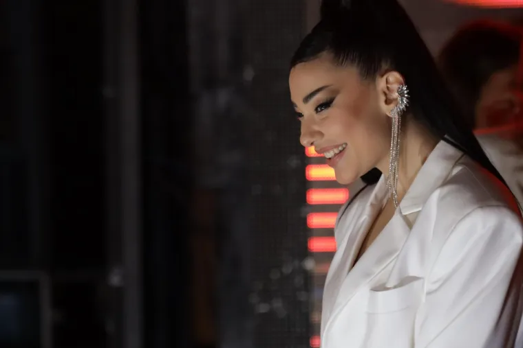 Uraganke nastupile samo u grudnjacima, ali pozornost su ukrala njihova neobična lica