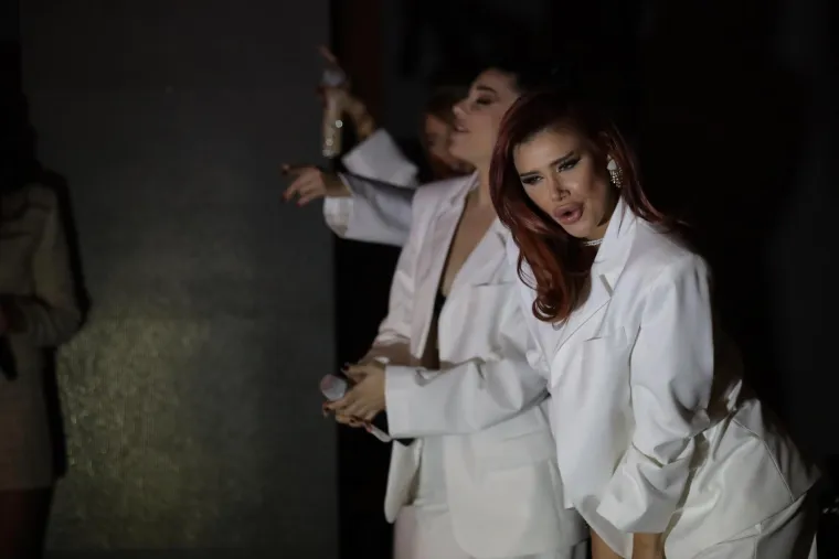 Uraganke nastupile samo u grudnjacima, ali pozornost su ukrala njihova neobična lica