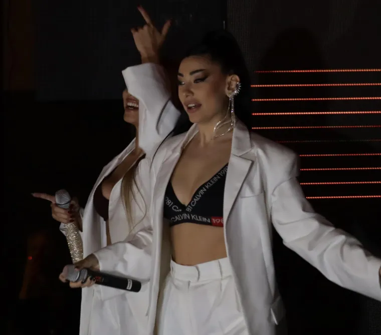 Uraganke nastupile samo u grudnjacima, ali pozornost su ukrala njihova neobična lica