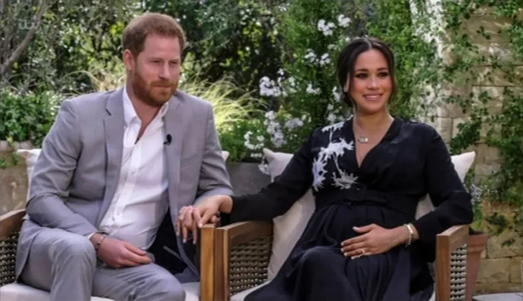 Meghan je nosila elegantnu svilenu crnu haljinu na preklop luksuznog modnog brenda Armani čija je cijena 3300 funti, a izvezenim cvijetom lotusa poručila je da je vrijeme za novi početak. Naime, prema hinduističkom vjerovanju lotus predstavlja prosvijetljene, rast i preporod, a glasnogovornik para je za časopis Town &amp; Country potvrdio da je Meghan haljinu odabrala upravo zbog simboličnog detalja koji je bio povezan s onime što je rekla u intervjuu.