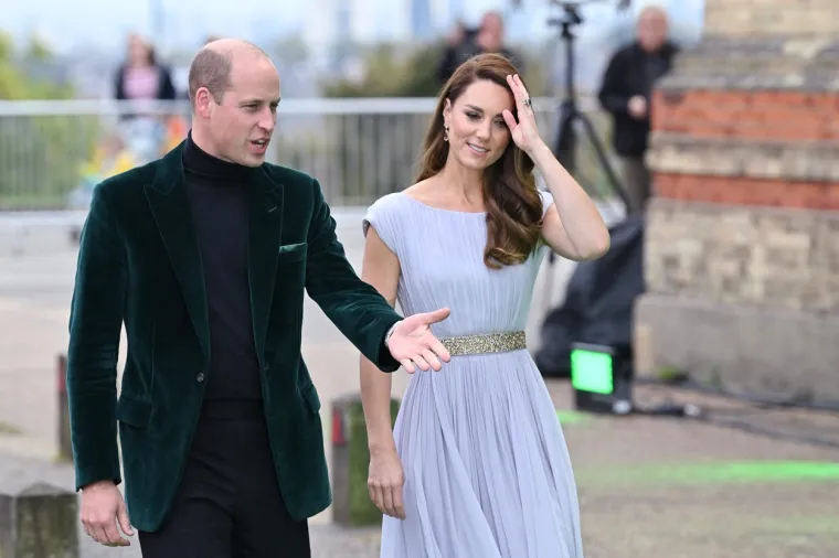 Middleton je ovu haljinu već nosila za BAFTA event u ljeto 2011. godine. Raskošnu toaletu upotpunila je s novim zlatnim remenom s detaljima u nježnoj ljubičastoj boji, dok je odabir nakita bio skroz decentan pa je stajling upotpunila parom visećih naušnica. 