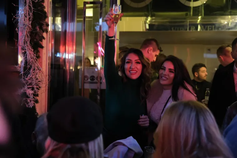 Hana Hadžiavdagić Tabaković viđena u veseloj atmosferi u centru Zagreba.