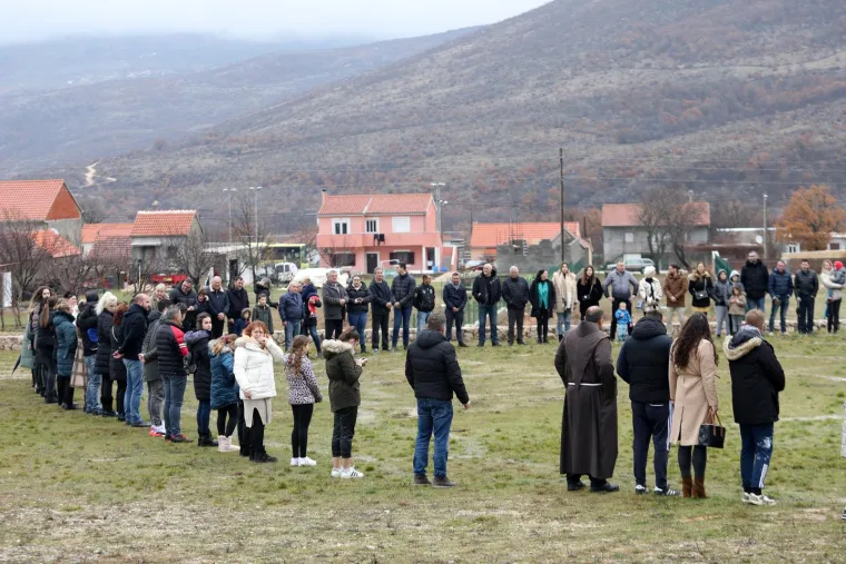 Thompson i njegovi fanovi okupili su se u Čavoglavama, da obilježe 30 godina od prve objave Bojne Čavoglave