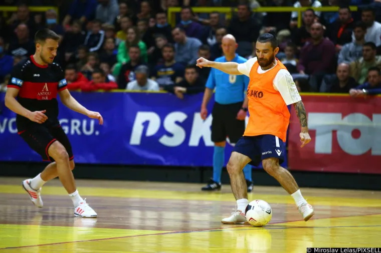 Šimić izbacio Livaju, na turniru Četiri kafića zaigrale brojne legende, pogledajte tko se sve pojavio na Gripama
