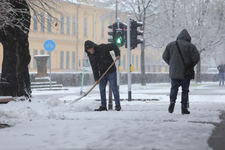 Prvi snijeg ove zime jutros je zabijelio istok Hrvatske