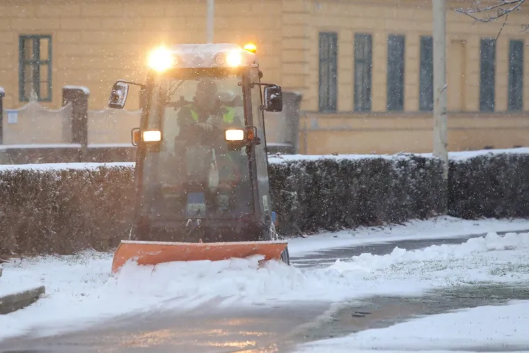 Prvi snijeg ove zime jutros je zabijelio istok Hrvatske