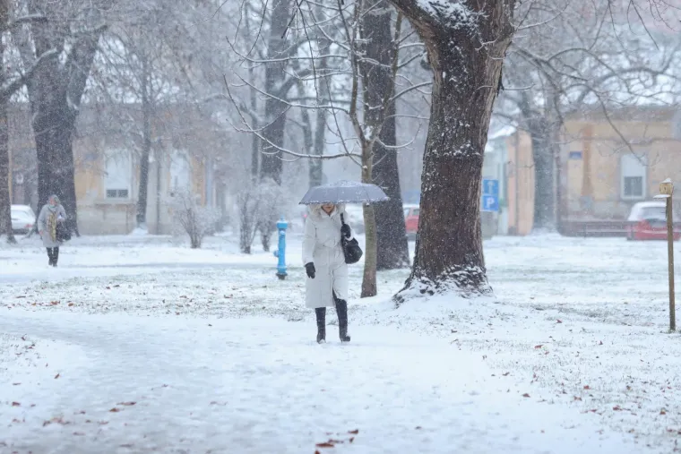 Prvi snijeg ove zime jutros je zabijelio istok Hrvatske