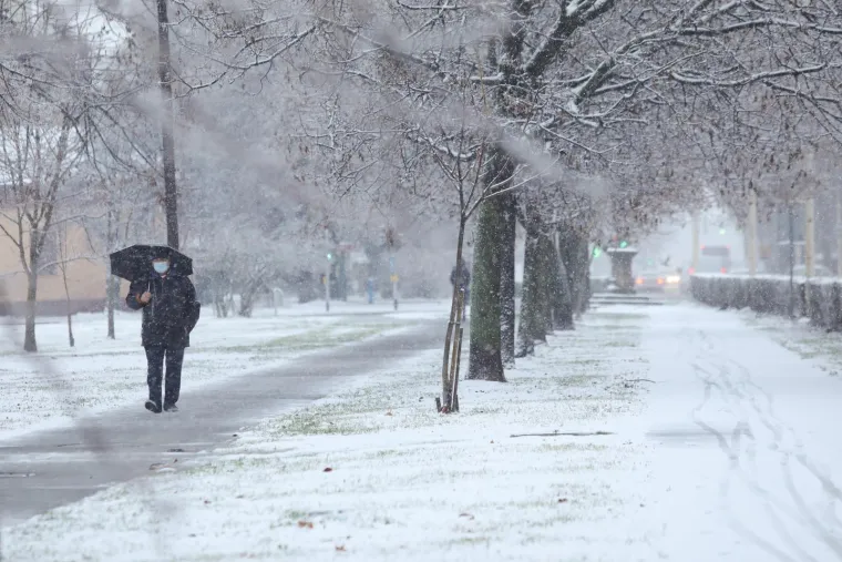 Prvi snijeg ove zime jutros je zabijelio istok Hrvatske