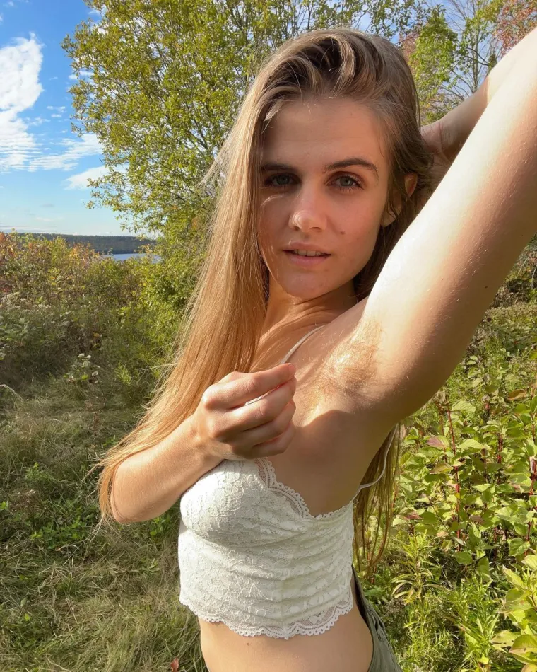 Drž'te se, dečki, moglo bi postati čupavo: Sve vi&scaron;e djevojaka želi da im idete niz dlaku i prihvatite ih 100% prirodne