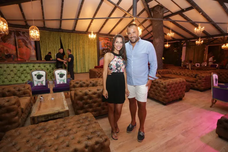 6. Jelena Gli&scaron;ić i Kre&scaron;imir Le&scaron;ić
Za ljubav biv&scaron;e Miss Universe Hrvatske i lo&scaron;injskog poduzetnika saznalo se 2015. godine, a 2018. su okrunili svoju dugogodi&scaron;nju vezu, kojoj je do&scaron;ao kraj ove godine. "Istina je, Kre&scaron;o i ja donijeli smo odluku o razvodu. Nijedna tako te&scaron;ka odluka ne dolazi preko noći, puno smo razgovarali. Sve ono &scaron;to nam se ovih sedam godina činilo kao prednost sada se pokazalo kao prepreka. Život na dvije adrese vi&scaron;e nam nije opcija, svatko dalje nastavlja svojim putem. To je ujedno sve &scaron;to ću reći na tu temu", rekla je Jelena za Gloriju.