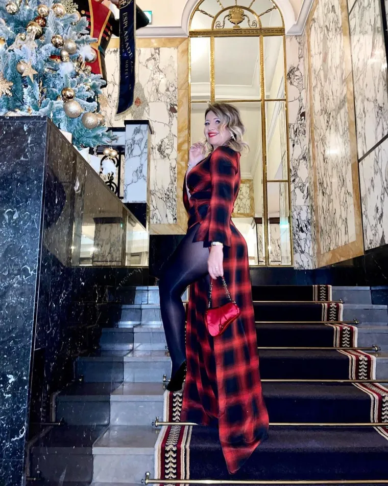 &quot;Žena u crvenom. To mi je najdraža boja za Božić&quot;, napisala je Mehun na Instagramu.