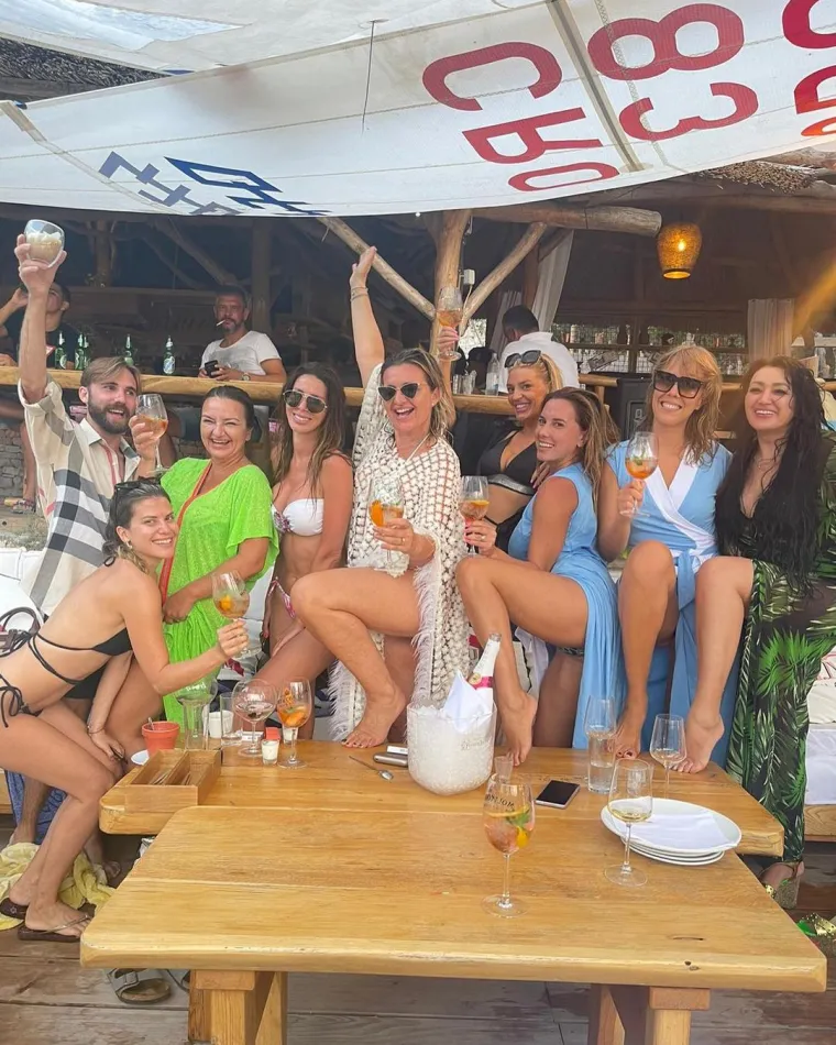 Snježanina zabava prije svadbe trajala je do dugo u noć, kuma joj je bila bivša Kraljica Hrvatske, Antea Kodžoman. Među uzvanicama zabavljala se i Nives Celzijus.