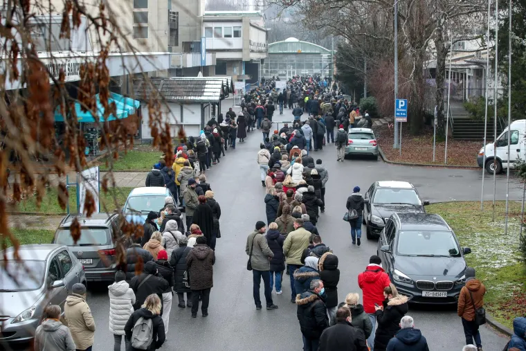 Nakon što za Božić i blagdan sv. Stjepana cijepni punkt na Zagrebačkom velesajmu nije radio, danas je ondje ponovno ogromna gužva. Prije točno godinu dana u Hrvatskoj je službeno krenulo cijepljenje protiv koronavirusa. Prva osoba koja je primila cjepivo bila je 81-godišnja Branka Aničić, stićenica Doma za starije osobe na zagrebačkoj Trešnjevci. Od tada je u Hrvatskoj cijepljeno 55,48 posto ukupnog stanovništva, odnosno 66,12 posto odraslog stanovništva.