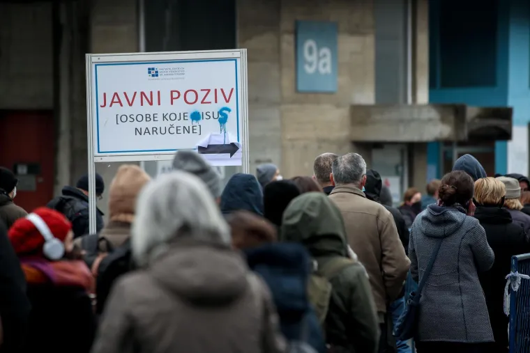 Nakon što za Božić i blagdan sv. Stjepana cijepni punkt na Zagrebačkom velesajmu nije radio, danas je ondje ponovno ogromna gužva. Prije točno godinu dana u Hrvatskoj je službeno krenulo cijepljenje protiv koronavirusa. Prva osoba koja je primila cjepivo bila je 81-godišnja Branka Aničić, stićenica Doma za starije osobe na zagrebačkoj Trešnjevci. Od tada je u Hrvatskoj cijepljeno 55,48 posto ukupnog stanovništva, odnosno 66,12 posto odraslog stanovništva.