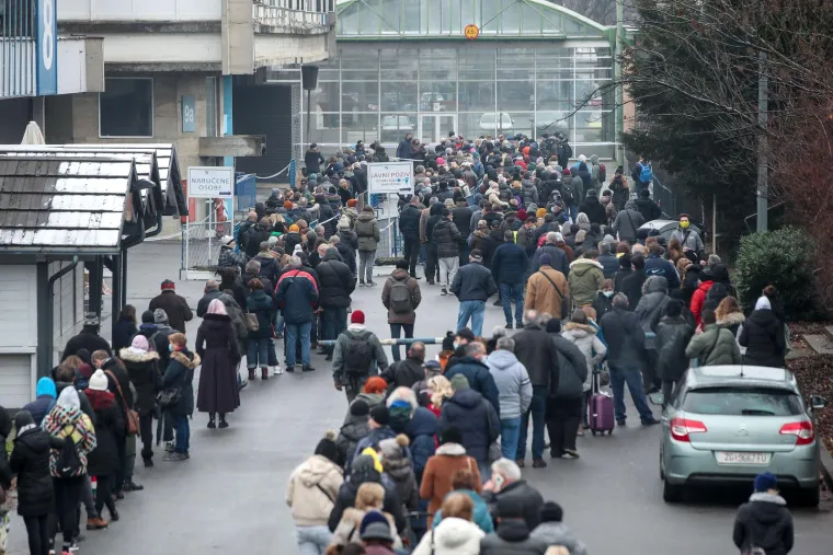 Nakon što za Božić i blagdan sv. Stjepana cijepni punkt na Zagrebačkom velesajmu nije radio, danas je ondje ponovno ogromna gužva. Prije točno godinu dana u Hrvatskoj je službeno krenulo cijepljenje protiv koronavirusa. Prva osoba koja je primila cjepivo bila je 81-godišnja Branka Aničić, stićenica Doma za starije osobe na zagrebačkoj Trešnjevci. Od tada je u Hrvatskoj cijepljeno 55,48 posto ukupnog stanovništva, odnosno 66,12 posto odraslog stanovništva.