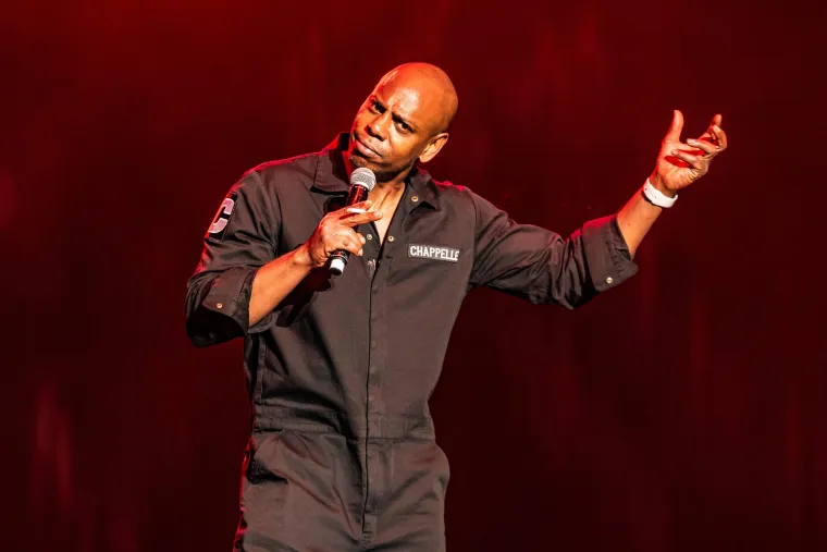 2. Dave Chappelle
Komičar je izazvao veliku mržnju gledatelja svojim Netflixovim specijalom &quot;The Closer&quot;, koji je objavljen u listopadu, a kojega su obožavatelji ocijenili transfobnim. Čak je došlo do toga da je dvoje transrodnih zaposlenika Netflixa podnijelo radne pritužbe protiv streaming usluge.

Kritičari su toliko utjecali na ovog komičara da su mu otkazani mnogi nastupi. Chapelle se jednom osvrnuo na svoje komentare u videu te u Instagram videu naveo da će se osobno sastati s transrodnim zaposlenicima. No, istaknuo je da se neće &quot;pokoriti ničijim zahtjevima&quot;.
