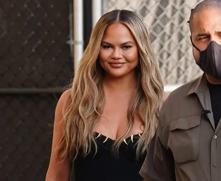 3. Chrissy Teigen 
Kontroverzna tajna nasilnica dospjela je na naslovnice kada je manekenka Courtney Stodden navela da ih je Chrissy Teigen cyber maltretirala te im &quot;predložila&quot; da počine samoubojstvo.

&quot;Ona mi je privatno poslala poruku i rekla mi da se ubijem&quot;, ispričala je Stodden na profilu koji je objavio Daily Beast. Chrissy Teigen joj je pisala stvari poput: &quot;Jedva čekam da umreš&apos;&quot;. Kasnije je Teigen sve objasnila javnosti: &quot;Bila sam nesigurni trol koji je tražio pažnju. Sram me i skroz mi je neugodno zbog svog ponašanja, ali to nije ništa u usporedbi s onim kako sam se osjećala zbog Courtney&quot;, napisala je Chrissy Teigen.