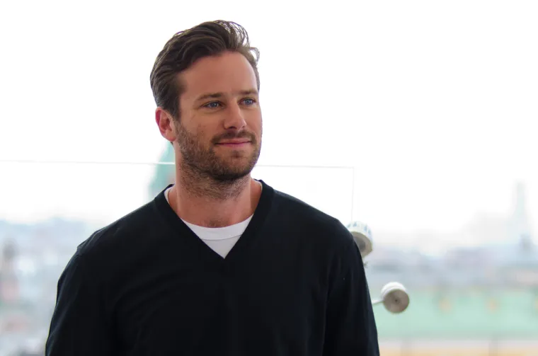 5. Armie Hammer
Glumac (35) je izazvao pomutnju kada je optužen za silovanje bivše djevojke. U ožujku ove godine ona je tvrdila da ju je glumac mentalno, emocionalno i seksualno zlostavljao tijekom njihove četverogodišnje veze. Zbog skandala, Hammer je odustao od nekoliko uloga u filmovima.

Glumac je sve te optužbe negirao: &quot;Ne odgovaram na ove bezobrazne tvrdnje, ali u svjetlu zlobnih i lažnih internetskih napada na mene, sada ne mogu mirne savjesti ostaviti svoju djecu&quot;, napisao je glumac u svojoj objavi na društvenim mrežama.