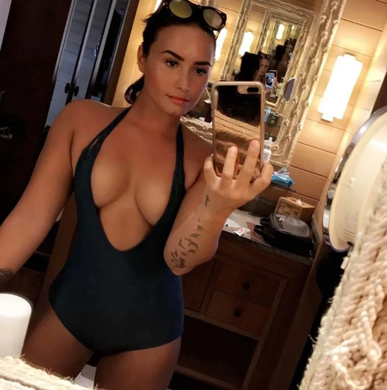 7. Demi Lovato
Pjevačica je pokrenula lavinu komentara na društvenim mrežama nakon što je izjavila da ne želi da je itko oslovljava na temelju spola (tvrdeći da je nebinarna). Nakon toga je pjevačica izazvala još jednu raspravu na mrežama, vezanu za trgovinu dijetalnim proizvodima. Naime, Lovato je upala u jednu specijaliziranu trgovinu i počela verbalno napadati zaposlenike zbog toga što u trgovini nisu imali proizvode koji sadrže šećer. 

Demi Lovato je sve to napisala i na društvenim mrežama te je istaknula da ta trgovina zanemaruje osobe koje pate od poremećaja prehrane: &quot;Izuzetno mi je teško naručiti iz te trgovine jer morate proći pored tone kolačića bez šećera i druge dijetalne hrane prije nego što dođete do pulta&quot;, napisala je na svom Instagram Storyju. Kasnije je Lovato ipak dobila ispriku od vlasnika te trgovine, iako je vlasnik potvrdio da su oni trgovina koja je više okrenuta zdravoj hrani bez šećera i dijetalnim proizvodima. Bez obzira na ispriku koju je Lovato dobila, obožavatelji joj ipak nisu oprostili bahato ponašanje prema zaposlenicima i vlasniku trgovine.