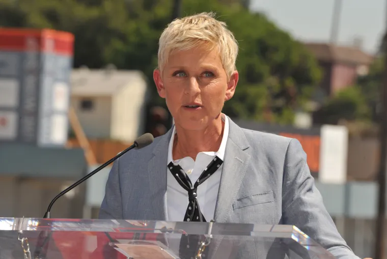 9. Ellen DeGeneres
Jedno od najpoznatijih &quot;otkazivanja&quot; koje se dogodilo bilo je ono američke televizijske voditeljice Ellen DeGeneres.

Voditeljica se našla na udaru kritika nakon što je Buzzfeed News objavio članak u kojem su bivši članovi njezinog osoblja tvrdili da je zvijezda stvorila &quot;toksičnu radnu kulturu&quot;. Bivši zaposlenici tvrdili su da DeGeneres nije ista osoba pred kamerama. Jedan zaposlenik je tvrdio da je voditeljica bila &quot;zlobna&quot;, otpuštala je ljude koji bi uzeli bolovanje ili bi bili odsutni zbog žalosti. Jedna bivša zaposlenica također je tvrdila da su DeGenersini vrhunski producenti davali &quot;rasističke komentare&quot; i pridonijeli mikroagresijama na snimanju. 