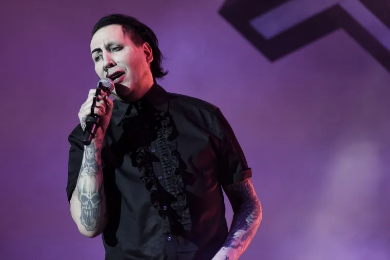 10. Marylin Manson
U veljači 2021., glumica Evan Rachel Wood prijavila je pjevača Marilyna Mansona kao svog navodnog zlostavljača.

Na Instagramu je napisala: &quot;Počeo me maltretirati kada sam bila tinejdžerica i godinama me užasno zlostavljao. Bila sam ispranog  mozga i izmanipulirana da mu se pokorim. Ovdje sam da razotkrijem ovog opasnog čovjeka i stojim uz mnoge žrtve koje više neće šutjeti.&quot;
Unatoč optužbama za nedolično seksualno ponašanje i osudama koje sežu sve do 1998., Manson je pretrpio tek sitne profesionalne posljedice za svoje postupke.  