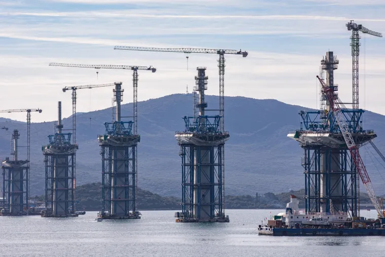 Početak 2021. godine na Pelje&scaron;kom mostu obilježio je dolazak 160 metara dugog broda AAL Genoa, pod liberijskom zastavom, koji je nakon 34 dana plovidbe iz kineske luke Nantong dovezao predzadnji kontingent dijelova budućeg mosta, od ukupno njih 165.