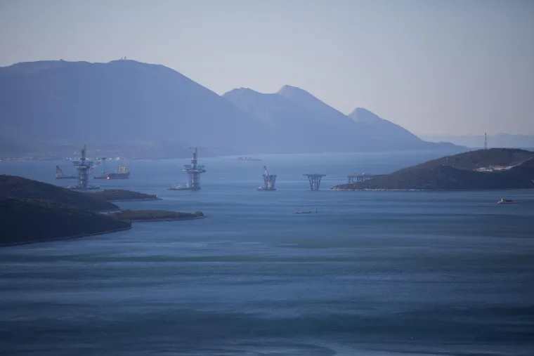 U siječnju su radove na Pelje&scaron;kom mostu obi&scaron;li ministrica regionalnoga razvoja i fondova EU-a Nata&scaron;a Trami&scaron;ak i ministar mora, prometa i infrastrukture Oleg Butković te su obećali da će radovi na mostu i pristupnim cestama biti gotovi do početka turističke sezone 2022. Pelje&scaron;ki most je najznačajniji infrastrukturni projekt koji ima i određenu simboliku jer spaja hrvatski teritorij, istaknuo je tada Butković. 