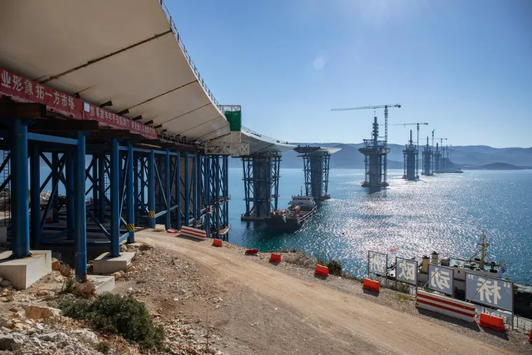 U veljači je Pelje&scaron;ki most spojen s kopnom. Prvi stup u moru i onaj na kopnu u Komarni povezani su čeličnom rasponskom konstrukcijom dugom 52 metra i te&scaron;kom gotovo 600 tona. Tada se već moglo pro&scaron;etati mostom na prvih 50 metara. 