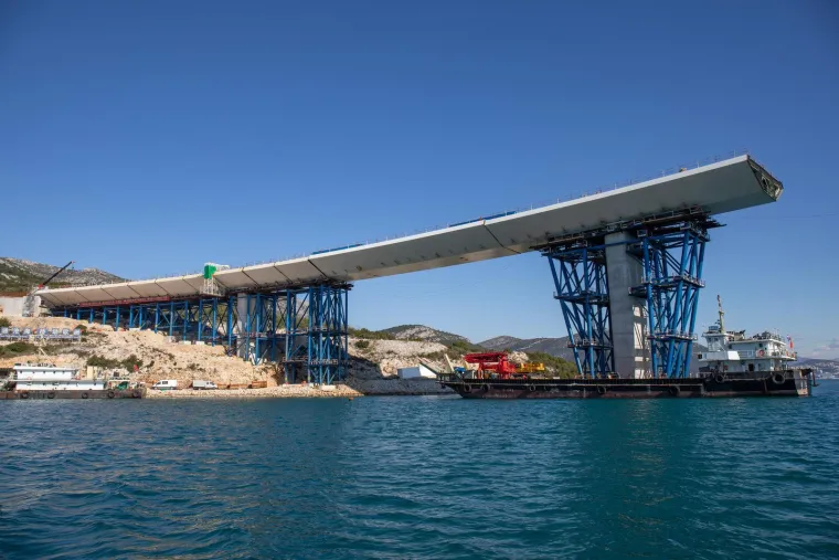 Postavljanju čeličnog bloka kojim se spajaju prvi stupovi u veljači je svjedočio i premijer Andrej Plenković. Ovo je važan korak u izgradnji Pelje&scaron;kog mosta koji će s pristupnim cestama biti dovr&scaron;en do lipnja 2022 godine. Godinu i pol smo pred funkcionalnim Pelje&scaron;kim mostom koji spaja jug Hrvatske s ostatkom zemlje &scaron;to je i na&scaron; glavni cilj, rekao je tada Plenković.