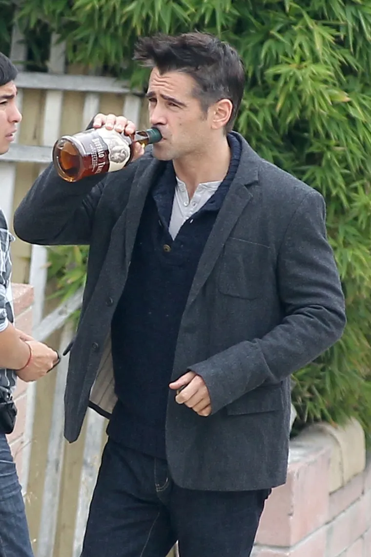 1. Colin Farrell je viđen kako pije viski iz boce na snimanju svog filma "Sedam psihopata" (2012.) u centru LA-a. Ovaj glumac je priznao da se godinama drogirao te da je uvijek morao imati ne&scaron;to alkoholno s čim će sve to zaliti. 