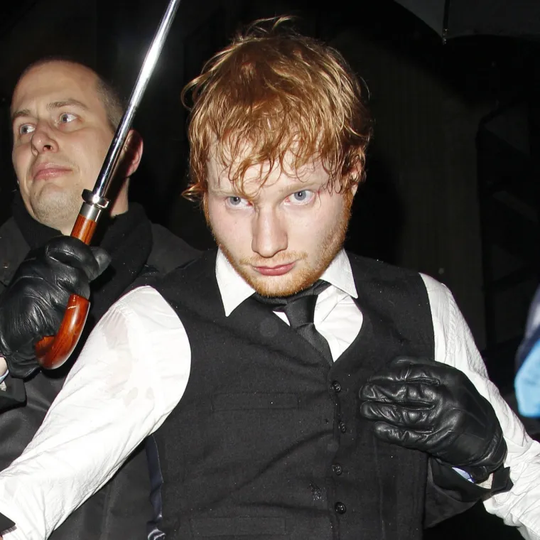 5. Ed Sheeran nakon after partyja u jednom londonskom baru. Osiguranje ga je moralo zadržati dok je teturao niz cestu i tražio svoj auto pognute glave. Udario je u stup svjetiljke, a zatim se pridržavao za ostale automobile dok je prelazio cestu. Na kraju Sheeran nije mogao pronaći svoj auto pa je odveden natrag na zabavu. 