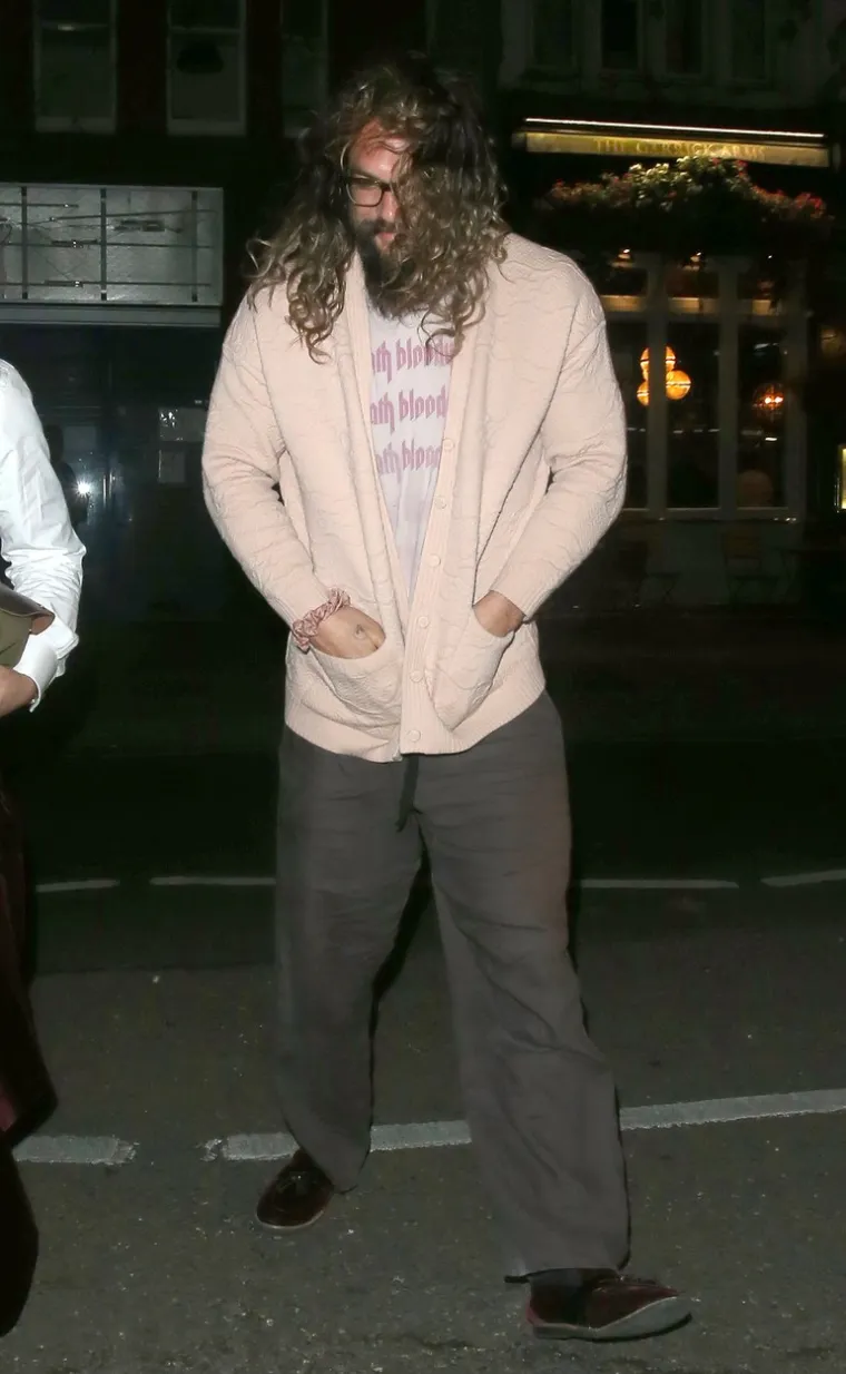 6. Jason Momoa viđen je kako dolazi kroz stražnja vrata kina na Leicester Squareu te vidno pijan stiže na premijeru filma "Dinastija Gucci".