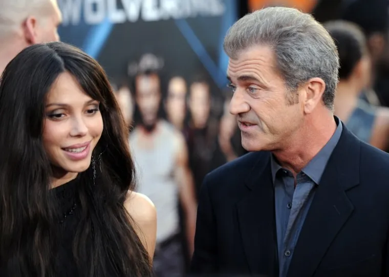 Mel Gibson je javno priznao da se borio s alkoholizmom cijeli svoj život. Uhićen je 2009. godine zbog vožnje pod utjecajem alkohola. U prethodnom uhićenju iz 2006. godine, izvr&scaron;enom na temelju sumnje da je vozio u pijanom stanju, policajac je tvrdio da je Mel izjavio i neke antisemitske primjedbe. 