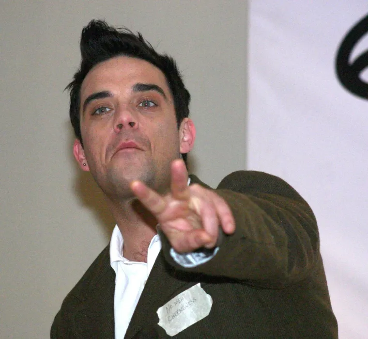 10. Robbie Williams prije konferencije za novinare u hotelu Four Seasons Meksiko, 2005. 
Britanska pop zvijezda bila je čest gost rehabilitacijskih centara kako bi se izliječio od ovisnosti o lijekovima. Williams je već bio na rehabilitaciji sredinom 1990.-ih, kada se liječio od ovisnosti o kokainu, ekstaziju i alkoholu. U pro&scaron;losti se liječio i od depresije. 
