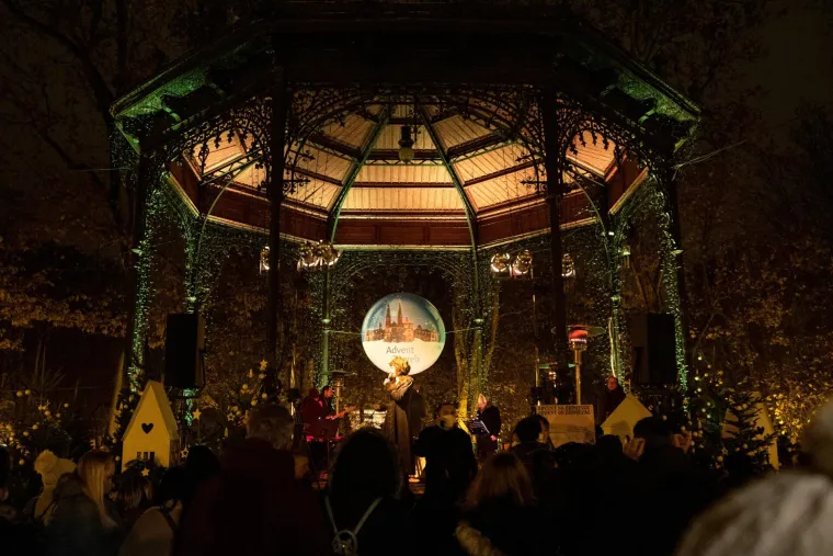 6. ZAGREB: Ne&scaron;to skromniji Advent ove godine natjerao je ljude na sumnju dočeka na velikom zagrebačkom trgu. ''Zbog epidemiolo&scaron;kih mjera bit će ograda na frontalnom dijelu i pred binom, i to dvostruka s prostorom između onih koji su unutar i izvan ograde'', rekao je gradonačelnik Toma&scaron;ević, a spomenuta su i neka glazbena imena. Nastupit će Zagrebačka filharmonija, pjevač Filip Rudan i Psihomodo pop.