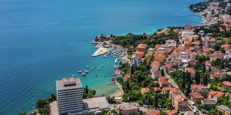 7. OPATIJA: Glazbenih poslastica neće nedostajati, doček će biti raspoređen na nekoliko lokacija. Na velikoj ljetnoj pozornici navečer će nastupiti bend Groovers, a kasnije &Scaron;ajeta, Trio Rio, David Danijel, Du&scaron;ko Jeličić i Bonaca, pi&scaron;e Večernji list.