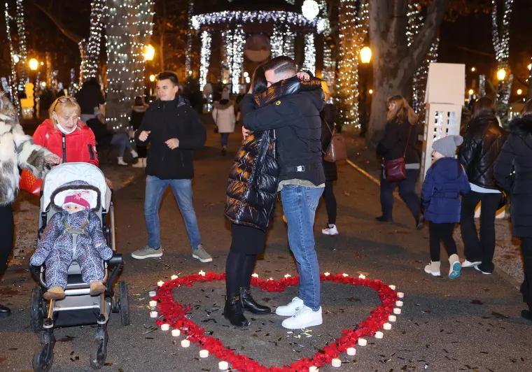 Prevalio je 800 kilometara kako bi ljubav svog života zaprosio na Adventu u Zagrebu: 'Bolji ugođaj nisam mogao ni zamisliti'