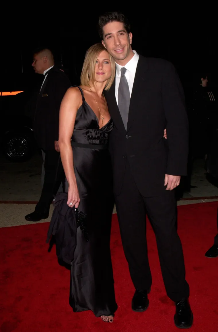 15. Jennifer Aniston i David Schwimmer bili su zaljubljeni jedno u drugo dok su snimali &quot;Prijatelje&quot;.
Schwimmer je jednom prilikom rekao da je bio jako zaljubljen u Aniston od prve sezone &quot;Prijatelja&quot;. No, poput Rachel, Aniston mu je uzvratila simpatiju tek kasnije. Iako su dvije zvijezde znale za međusobne osjećaje, odlučili su ostati prijatelji i svoju ljubav usmjeriti jedno prema drugome u likove koje su glumili. 