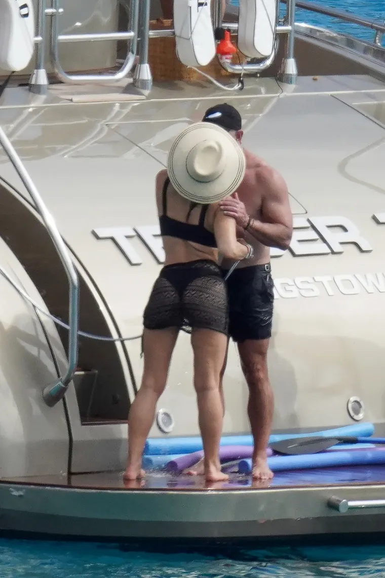 Jeff Bezos ne skida ruke sa svoje djevojke Lauren Sanchez: Oboje su u 50-ima, ali su baš isklesani