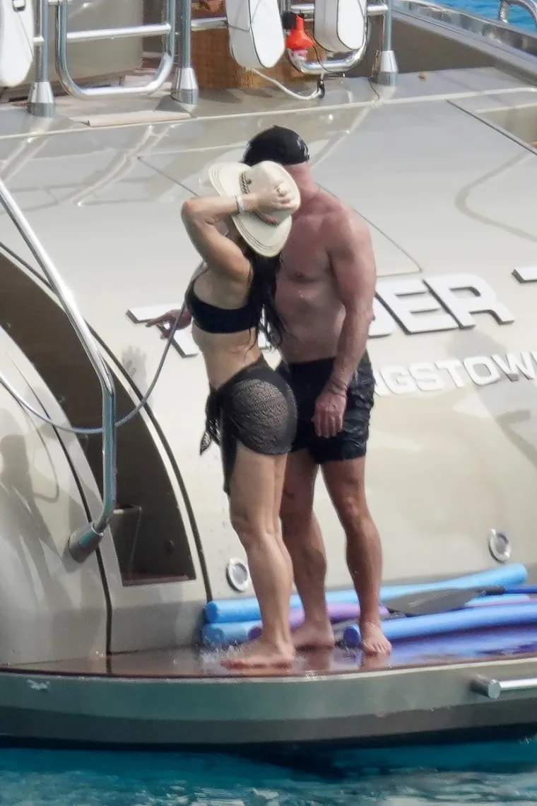 Jeff Bezos ne skida ruke sa svoje djevojke Lauren Sanchez: Oboje su u 50-ima, ali su baš isklesani